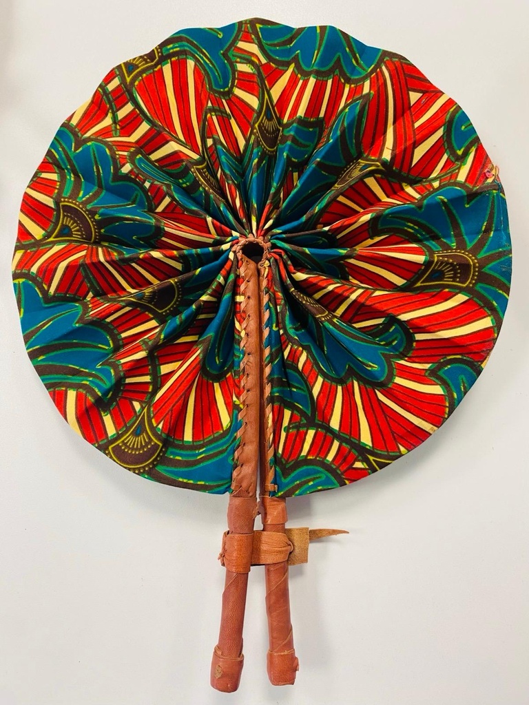 Fächer rot mit blauen Blumen